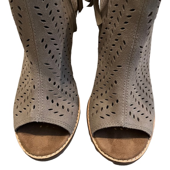 TOMS Majorca Perforated Suede Bootie, Sz 8 - Picture 9 of 14
